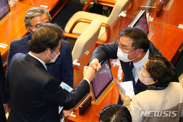 이낙연 더불어민주당 대표가 2일 오전 서울 여의도 국회에서 열린 본회의에서 교섭단체 대표연설을 마친 후 김태년 원내대표와 주먹인사를 하고 있다. / 사진제공=뉴시스