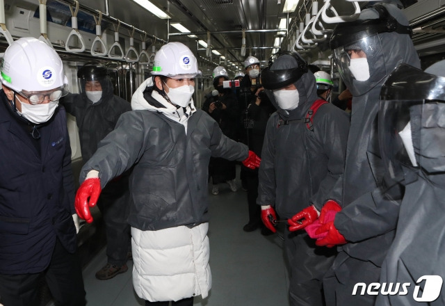 서울시장 보궐선거 출마를 선언한 나경원 전 국민의힘 의원이 2일 오후 서울 강서구 방화차량사업소를 방문해 열차 방역 상황을 점검하고 있다. /사진=뉴스1.