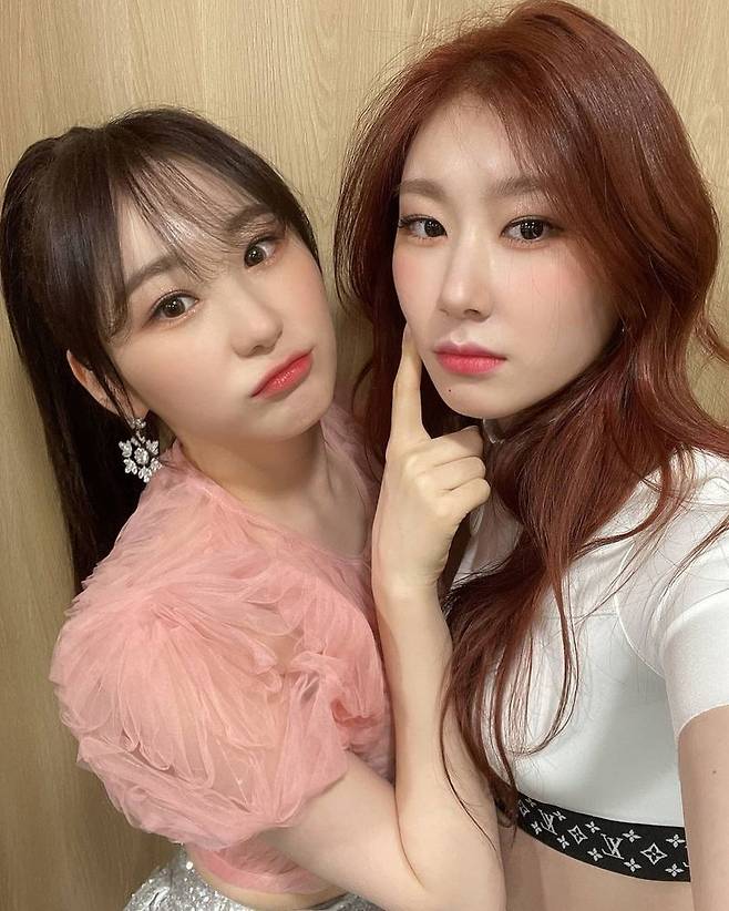 Group Eyes One Chae Yeon has released a selfie with his brother ITZY Chaeryeong.On February 2, Aizwon official Instagram posted a photo with an article entitled Thank you for the warm article # Chae Yeon # Aizone.Chae Yeon in the public photo is taking a selfie with Chaeryeong in close contact with each other.Especially, the lovely Chae Yeon and Chaeryeong were attracted to the appearance.