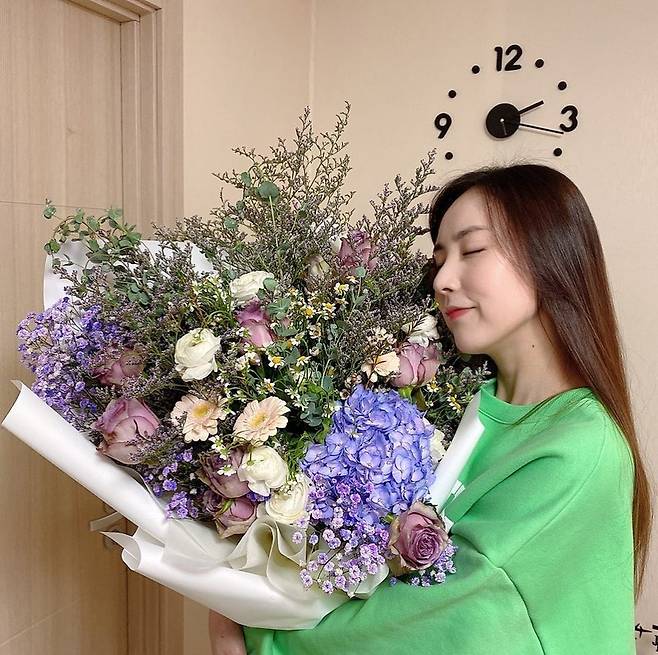 The group boasted neat beautiful looks from Baby Vox.Kan Mi-youn posted a picture on his personal Instagram on February 2 with an article entitled I love it so much.In the photo, Kan Mi-youn is smiling with a bouquet of flowers bigger than his body.Happiness is buried in the slightly closed eyes and the raised mouth as if it were in charge of flowers.Meanwhile, Kan Mi-youn married musical actor Huang Paul in 2019.
