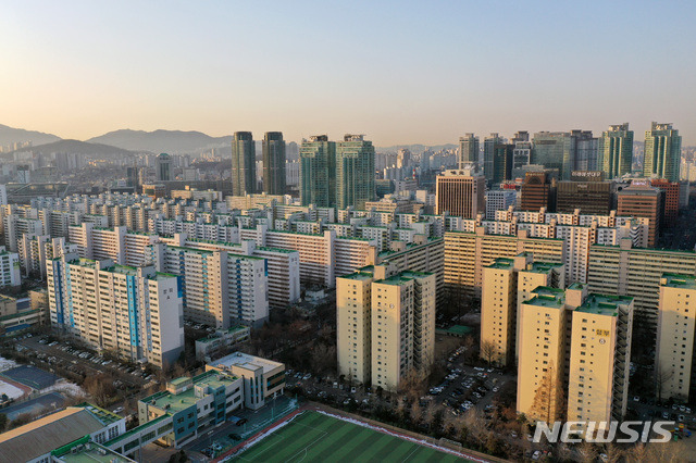 [서울=뉴시스]김병문 기자 = 서울 영등포구 아파트 단지 위로 아침 햇살이 비치고 있다. 2021.01.20. dadazon@newsis.com