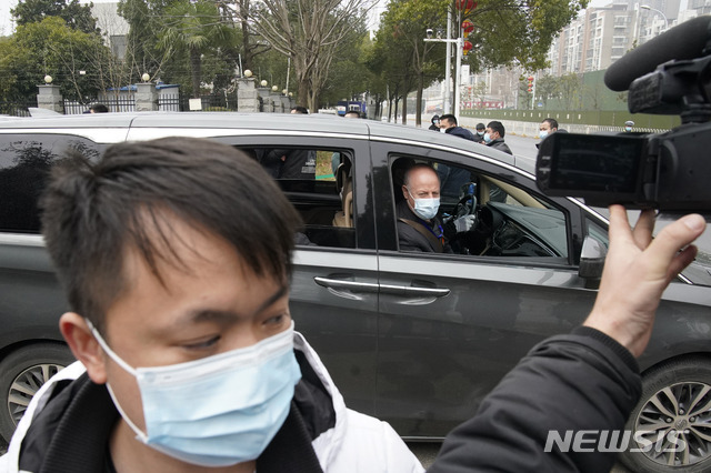 [우한=AP/뉴시스] 2일 세계보건기구(WHO) 조사단을 태운 차량이 중국 후베이성 우한시에 있는 후베이성 질병통제센터(CDC)를 떠나고 있다. 2021.02.02