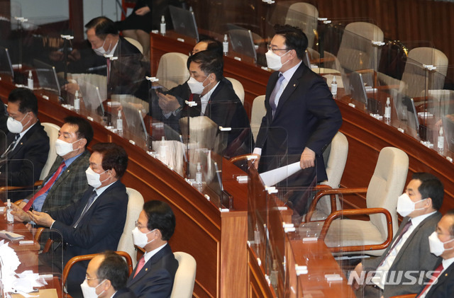 [서울=뉴시스]김진아 기자 = 국민의힘 김성원 원내수석부대표 등 의원들이 2일 오전 서울 여의도 국회에서 열린 본회의에서 이낙연 더불어민주당 대표의 교섭단체 대표연설을 경청하던 중 항의하고 있다. (공동취재사진) 2021.02.02. photo@newsis.com