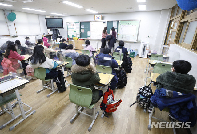 [서울=뉴시스]고승민 기자 = 교육부가 신학기를 한달여 앞두고 유치원부터 고등학교까지 학년별 등교방식을 담은 학사운영지원방안을 발표할 것으로 알려진 28일 서울의 한 초등학교에서 학생들이 수업을 하고 있다. 학사운영지원방안에는 사회적 거리두기 단계별 등교원칙과 밀집도 예외조치의 변화가 예상된다. 2021.01.28. kkssmm99@newsis.com