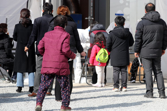 지난 28일 경북 안동시보건소에 마련된 선별진료소에서 어린이를 동반한 가족이 신종 코로나바이러스 감염증(코로나19) 진단검사를 기다리고 있다. 뉴스1