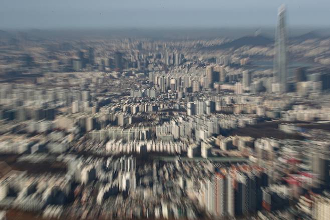 세입자 보호를 위한 주택임대차보호법이 시행된 지 6개월을 맞이했다. 세입자의 권익이 대폭 강하됐지만 이에 따른 전셋집의 품귀와 가격 상승으로 전월세 가격이 폭등하는 부작용이 나타났다. 전문가들은 이러한 현상에 대한 정부의 공급 확대 등 뚜렷한 대책이 필요하다고 제언하고 있다.ⓒ연합뉴스