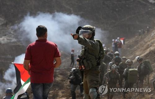 팔레스타인 시위 참가자 제지하는 이스라엘 군인 [epa=연합뉴스 자료사진]