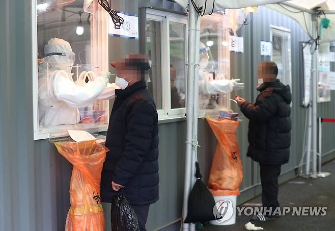 검체 채취하는 의료진 1일 오전 서울역광장에 설치된 임시선별진료소에서 의료진이 검체를 채취하고 있다. [연합뉴스 자료사진]