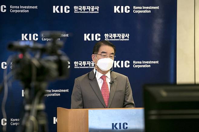 최희남 한국투자공사(KIC) 사장 최희남 KIC 사장이 2일 온라인으로 진행된 신년 기자간담회에서 지난해 투자성과와 올해 사업계획에 대해 설명하고 있다. 2021.2.2. [KIC 제공]