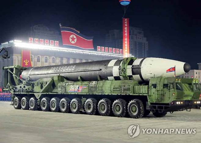 북한, 당 창건 75주년에 덩치 커진 신형 ICBM 공개 (서울=연합뉴스) 북한이 10일 노동당 창건 75주년 기념 열병식에서 미 본토를 겨냥할 수 있는 신형 대륙간탄도미사일(ICBM)을 공개했다. 신형 ICBM은 화성-15형보다 미사일 길이가 길어지고 직경도 굵어졌다. 바퀴 22개가 달린 이동식발사대(TEL)가 신형 ICBM을 싣고 등장했다. 노동신문은 위 사진을 포함해 신형 ICBM 사진을 약 10장 실었다. 2020.10.10 [노동신문 홈페이지 캡처. 재판매 및 DB 금지] nkphoto@yna.co.kr