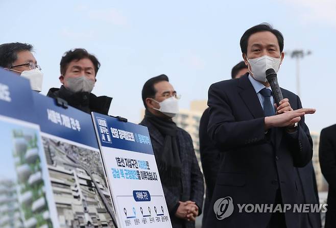 1호선 지상구간 지하화 정책 발표하는 우상호 의원 서울시장 보궐선거 더불어민주당 경선 후보인 우상호 의원이 지난달 31일 오후 서울 광운대역에서 지하철 1호선 지하화 및 철길 마루 현장 정책을 발표하고 있다.[연합뉴스 자료사진]