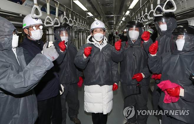 나경원, 지하철 차량기지 찾아 코로나19 방역작업 (서울=연합뉴스) 국민의힘 나경원 서울시장 경선후보가 2일 서울 강서구 방화차량사업소에서 직원들과 지하철 차량의 코로나19 방역 작업을 함께 하고 있다.  2021.2.2   [국회사진기자단] zjin@yna.co.kr