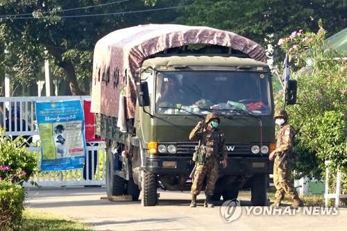 미얀마 의회 의원들이 구금된 영빈관을 지키는 미얀마 군인들 (양곤 AFP=연합뉴스) 미얀마 군인들이 2일(현지시간) 국회의원들이 구금된 행정 수도 네피도의 영빈관 출입문을 지키고 있다. [AFP TV 제공 화면 캡처]      jsmoon@yna.co.kr  (끝)