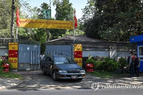 구금된 아웅산 수치 미얀마 국가고문 자택서 나오는 차량 (양곤 AFP=연합뉴스) 미얀마 군부의 쿠데타로 구금된 것으로 알려진 아웅산 수치 국가고문의 양곤 자택에서 2일 승용차 1대가 빠져나오고 있다.       jsmoon@yna.co.kr