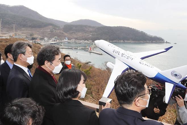 부산 강서구 대항전망대에서 가덕도신공항 예정지를 둘러보고 있다. (사진=연합뉴스)