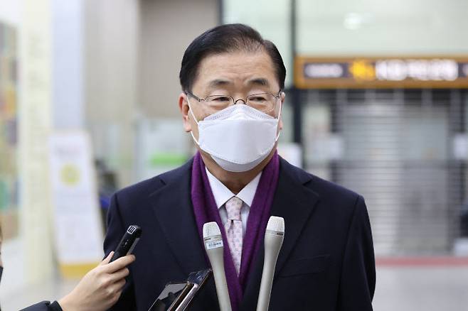 정의용 외교부 장관 후보자가 2일 오후 서울 종로구 외교부 청사 인근 사무실 로비에서 ‘북한 원전 추진 의혹’과 관련한 입장을 밝히고 있다.(사진=연합 제공)