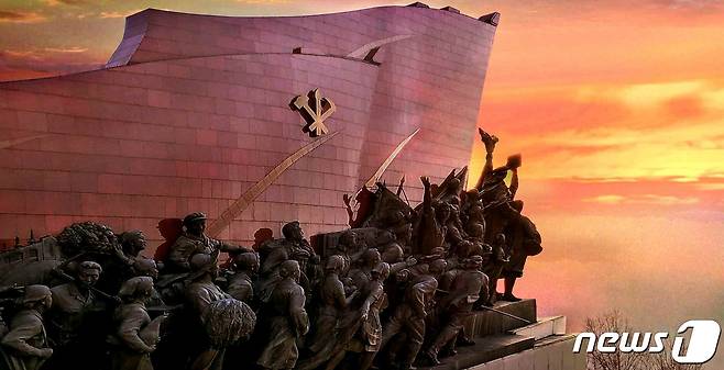 (평양 노동신문=뉴스1) = 북한 노동당 기관지 노동신문은 3일 평양 만수대 언덕에 걸린 전진하는 조각상 사진을 싣고 "위대한 당의 령도따라 나아가는 우리의 앞길은 휘황찬란하다"라고 강조했다. [국내에서만 사용가능. 재배포 금지. DB 금지. For Use Only in the Republic of Korea. Redistribution Prohibited] rodongphoto@news1.kr