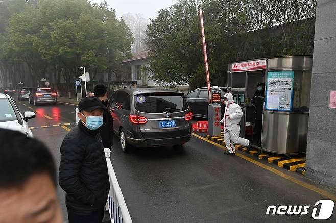 1일 (현지시간) 코로나19의 기원을 밝히기 위해 중국을 방문하고 있는 WHO 조사단이 후베이성 우한에 있는 질병통제센터에 도착을 하고 있다. © AFP=뉴스1 © News1 우동명 기자