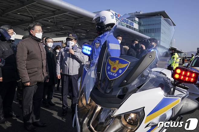 문재인 대통령이 3일 오전 인천국제공항 대한항공 화물터미널에서 열린 코로나19 백신 수송 모의훈련에서 관계자들을 격려하고 있다. 2021.2.3/뉴스1 © News1 이광호 기자