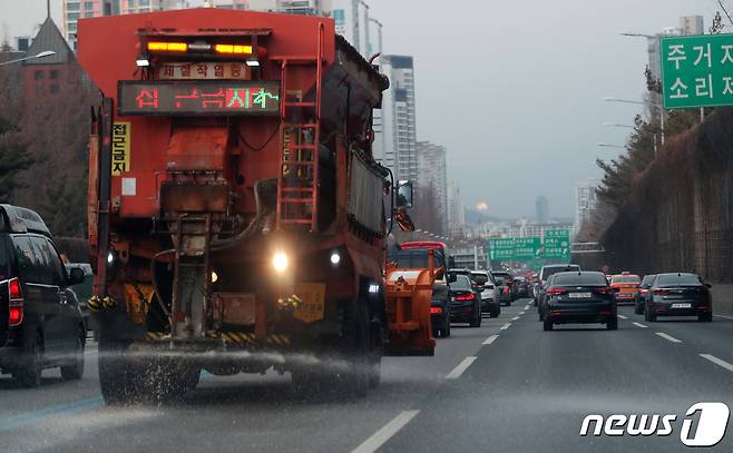 폭설이 예보된 3일 서울 반포IC에서 제설용 살포 차량이 결빙 방지 작업을 하고 있다. 2021.2.3/뉴스1 © News1 이동해 기자