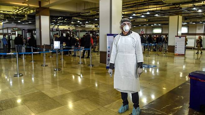 카불공항에서 코로나19 음성 결과지를 들고 탑승했던 승객이 두바이에 도착한 후 확진 판정을 받은 사례도 있었다