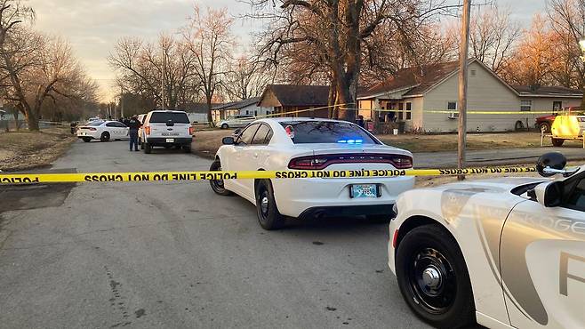 2일 새벽 총기난사로 6명이 숨진 오클라호마 머스코기의 한 주택가에 경찰이 출동해있다. /Michelle Linn 트위터