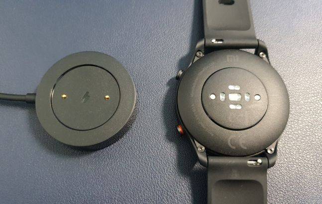 샤오미 스마트워치 ‘미워치’(오른쪽)와 충전기.ⓒ데일리안 김은경 기자