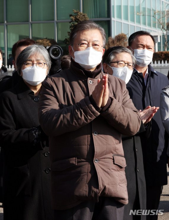 [인천공항=뉴시스]추상철 기자 = 문재인 대통령이 3일 오전 인천국제공항 대한항공 화물터미널에서 열린 코로나19 백신 수송 모의훈련에서 백신 수송트럭 출발 모습을 보며 박수치고 있다. 2021.02.03. scchoo@newsis.com <저작권자ⓒ 공감언론 뉴시스통신사. 무단전재-재배포 금지.> /사진=뉴시스화상