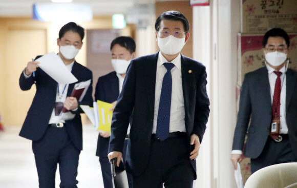 은성수 금융위원장(맨 앞)과 금융위 간부들이 3일 오후 공매도 재개 여부를 결정하는 임시 금융위 회의를 마친 뒤 의결 내용을 발표하러 브리핑실로 향하고 있다. 연합뉴스