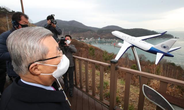 김종인 국민의힘 비상대책위원장이 1일 오전 부산 강서구 가덕도 대항전망대에서 가덕신공항 예정부지를 바라보고 있다. 뉴스1