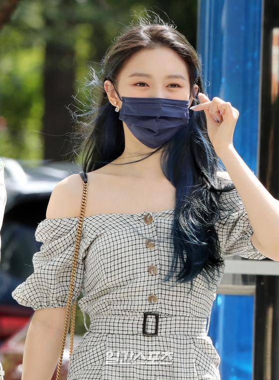 그룹 CLC(씨엘씨-오승희, 최유진, 장승연, SORN, 장예은, 엘키, 권은빈) 멤버 엘키가 3일 오후 서울 양천구 목동 SBS에서 진행된 ' 두시탈출 컬투쇼'에 참석하며 포즈를 취하고 있다. 김진경 기자 kim.jinkyung@jtbc.co.kr/2020.09.03/