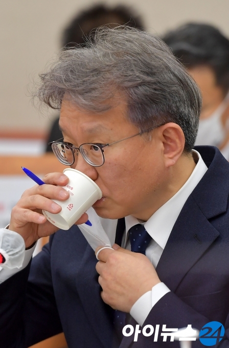 권칠승 중소벤처기업부 장관 후보자가 3일 오전 서울 여의도 국회에서 열린 인사청문회에서 물을 마시고 있다.