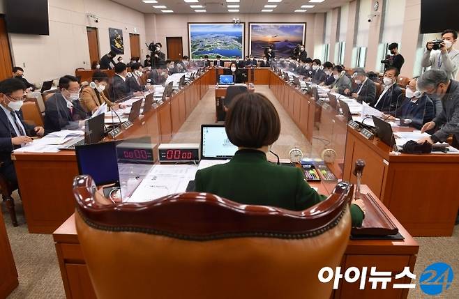 진선미 국회 국토교통위원장이 3일 오후 서울 여의도 국회에서 열린 국토교통위원회 전체회의 개의 선언을 하고 있다.