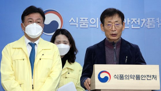 오일환 중앙약사심의위원회 위원장이 지난달 27일 충북 청주시 오송읍 식약처 브리핑실에서 코로나19 치료제 중앙약사심의위원회 회의결과를 발표하고 있다. 오 위원장 왼쪽은 이동희 식품의약품안전평가원장. 뉴스1