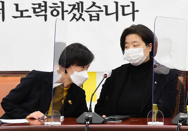 사진=정의당 강은미 비상대책위원장과 배복주 젠더인권본부장. 연합뉴스