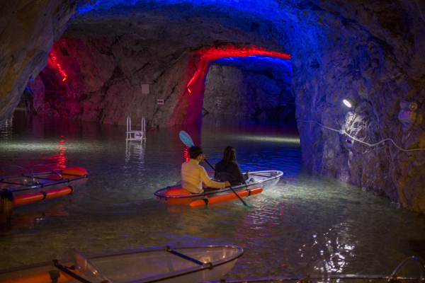 활옥동굴 내 호수에서 투명카약을 즐기는 여행객.