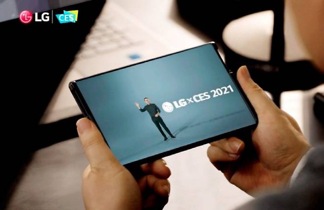 LG전자가 올해 CES 2021에서 공개한 롤러블폰. [사진 = LG전자]