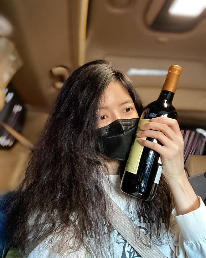 Actor Yoon Se-ah told her morning routine.Yoon Se-ah wrote on her Instagram account on February 3, Pre-Valentine... Thank you.I will send a lonely Valentine with a steak as I wish. In the photo, Yoon Se-ah cherishes the wine while wearing a mask, which also thrilled fans by showing off her beauty to her busty hair.