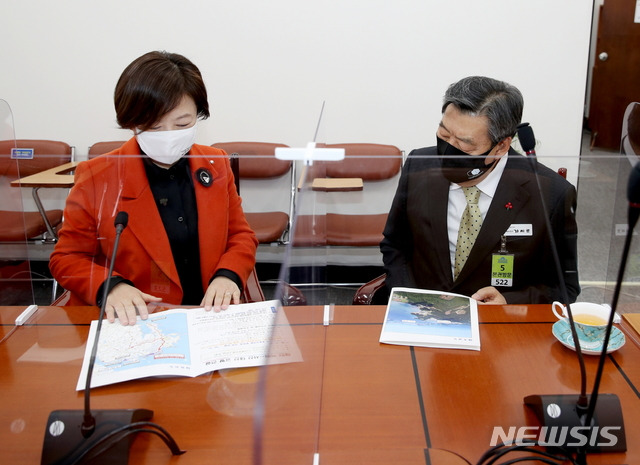 진선미 국회 국토교통위원회 위원장을 만나 지역 현안을 설명하는 가세로 태안군수