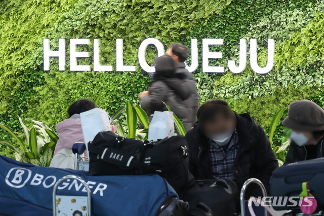 [제주=뉴시스]우장호 기자 = 제주국제공항 1층 도착장에서 관광객이 이동하고 있다. (사진=뉴시스DB) woo1223@newsis.com