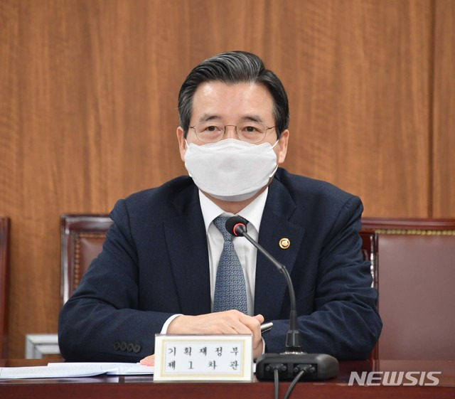 [서울=뉴시스]김용범 기획재정부 차관이 3일 서울 종로구 정부서울청사에서 열린 '설 성수품 가격 안정 관계기관 회의'를 주재하고 있다. (사진=기획재정부 제공) 2021.02.03. photo@newsis.com