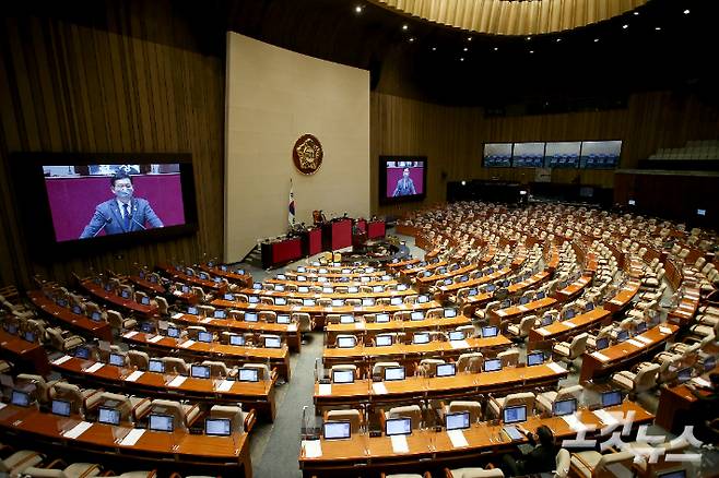 지난해 12월 국회 본회의장에서 남북관계발전에 관한 법률 일부개정안(대북전단금지법 개정안)과 관련한 무제한 토론(필리버스터)이 진행되고 있다. 윤창원 기자