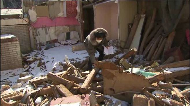 정의용 후보자 부인이 2009년 구매한 북아현동 부동산이다. 지금은 철거돼 해당 부동산 주택 골조로 사용된 것으로 보이는 나무 기둥이 널부러져 있다.