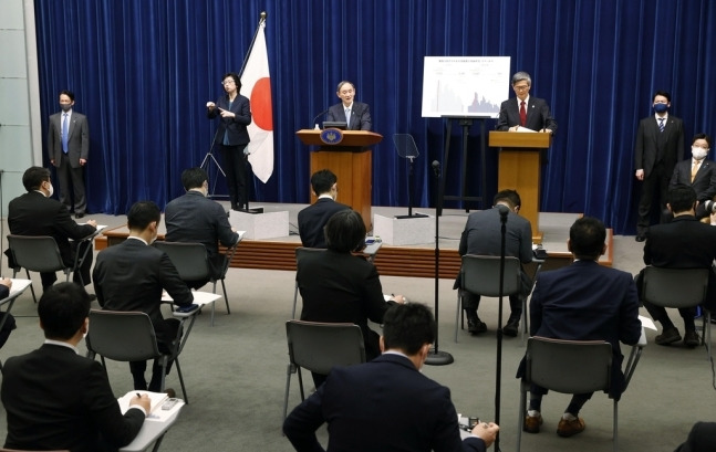 스가 요시히데 일본 총리가 2일 오후 일본 총리관저에서 신종 코로나바이러스 감염증(코로나19) 긴급사태 연장에 관한 기자회견에서 발언하고 있다. 교도/연합뉴스