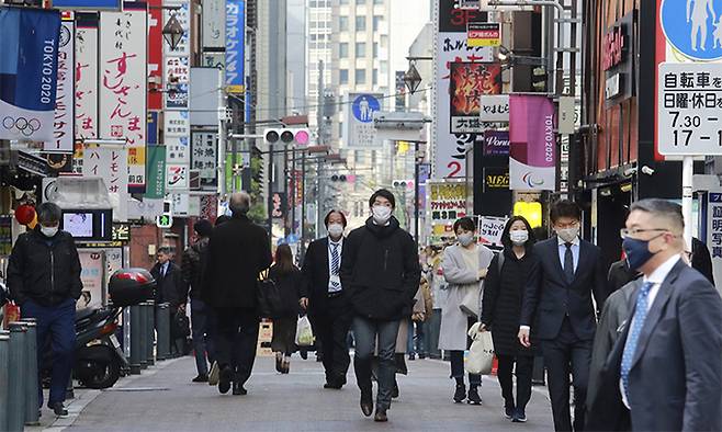 일본 수도 도쿄에서 지난 1월 27일 신종 코로나바이러스 감염증(코로나19) 예방 마스크를 쓴 행인들이 길을 걷고 있다. 도쿄=AP연합뉴스