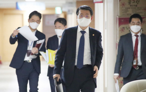 은성수(가운데) 금융위원장이 3일 공매도 재개 여부를 발표하기 위해 브리핑실로 향하고 있다. /연합뉴스