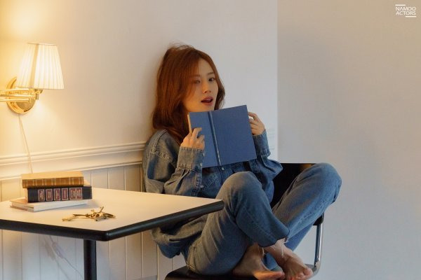 Moon Chae-wons concept digestive power of steel has been unveiled.Earlier, Moon Chae-won presented the lifestyle magazine Singles, which has a simple sensibility.