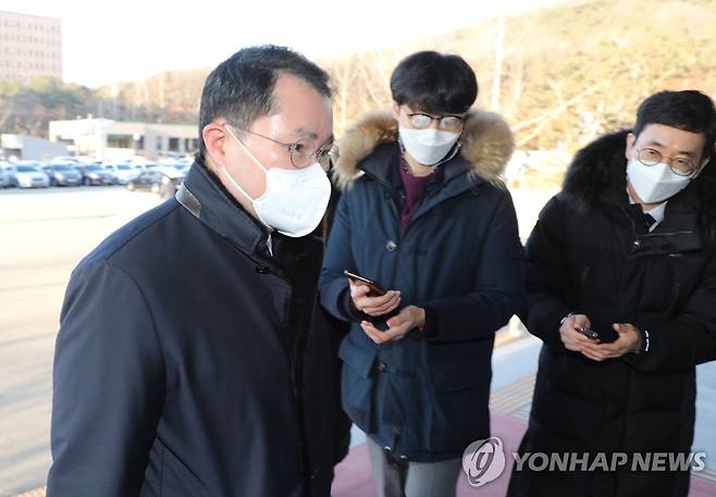 여운국 공수처 차장 출근 (과천=연합뉴스) 한상균 기자 = 여운국 고위공직자범죄수사처 차장이 3일 정부과천청사로 출근하고 있다. 2021.2.3 xyz@yna.co.kr