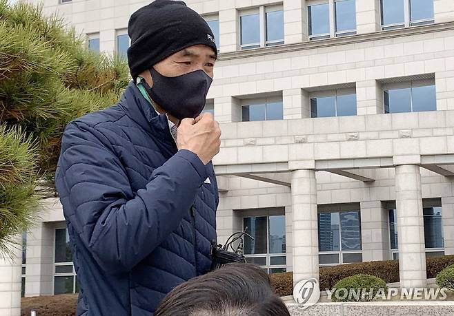 질문에 답하는 연평도 피살 공무원 형 이래진 씨 (서울=연합뉴스) 2020년 11월 6일 서해 연평도 해상에서 표류 중 북한군에 사살돼 숨진 해양수산부 산하 공무원 A씨의 형 이래진 씨가 서울 용산구 국방부에서 서욱 장관을 면담한 뒤 취재진의 질문에 답하고 있다. [연합뉴스 자료사진]