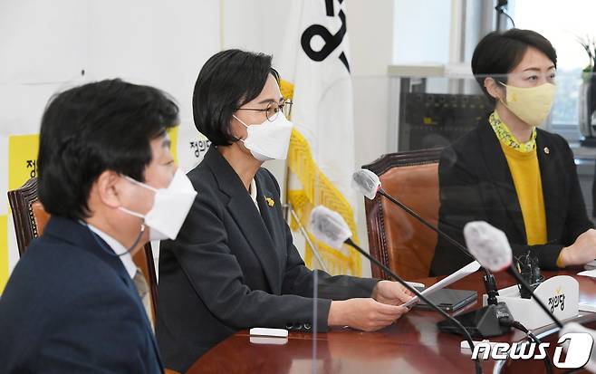 강은미 정의당 비상대책위원장이 4일 국회에서 열린 재보걸선거 입장발표 기자회견에서 서울시장 보궐선거 예비후보인 권수정 서울시 의원(오른쪽), 부산시장 예비후보 김진영 부산시당 위원장과 함께 입장 발표를 하고 있다. 2021.2.4/뉴스1 © News1 성동훈 기자